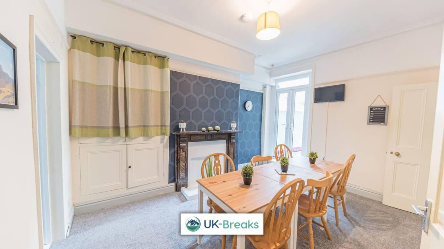 Large, Centrally Located, 5 Bedroom House Workington Eksteriør bilde