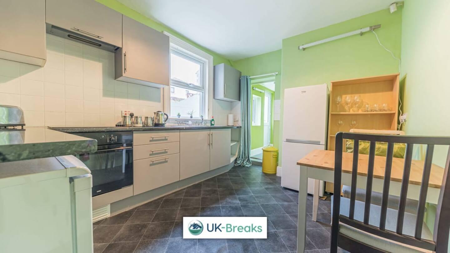 Large, Centrally Located, 5 Bedroom House Workington Eksteriør bilde
